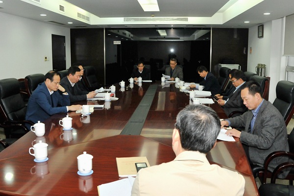 省住房城鄉(xiāng)建設廳黨組書記顧小平主持召開廳黨組會議，專題學習黨的十八屆六中全會精神